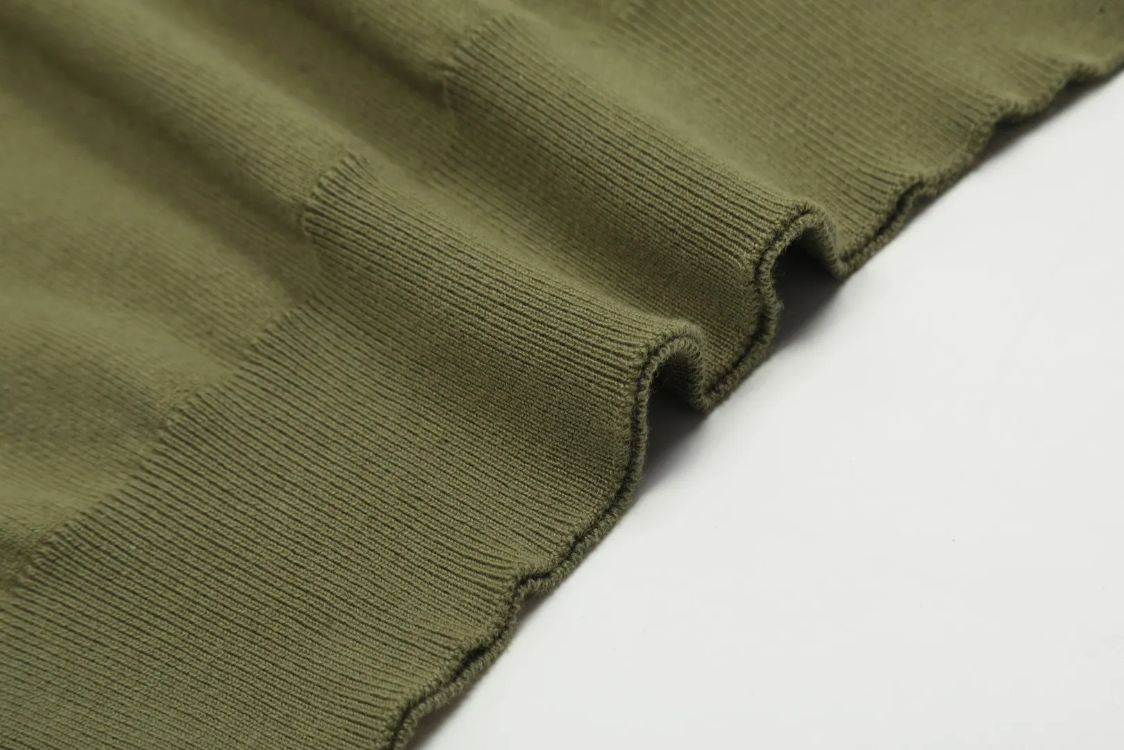 🅿️156 "Top quality" Style number: DS008# (not off the shelves all year round) [Ralph Lauren round neck solid color pony embroidered logo knitted short sleeves] ✅Ralph Lauren classic basic versatile knitted short sleeves for all seasons ✅Main supplier platform live broadcast Wholesale entity Replenish if out of stock Not off the shelf ✅ZP quality 1:1 version Scan the code to enter the GF website Counter quality ✅Detailed quality is the only one in Guangzhou Imported quality cotton yarn, focusing on high-end, cost-effective, good quality needless to say ✅The version is restored to the original version, loose, comfortable and stress-free, simple is high-end, classic is timeless ✅The upper body is simple and easy to match, a must-have for goddess ootd. Good-looking clothes are never picky. A must-have in the goddess' wardrobe. Size: S-XL Color: Army green, off-white, black, light pink, khaki, navy, light blue, mint green
